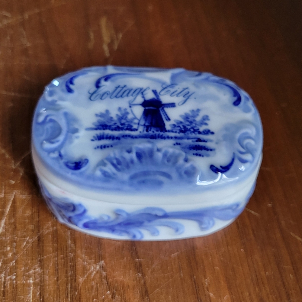Delft Style Ceramic Trinket Box & Lid Handpainted Blue Holland Windmill 955